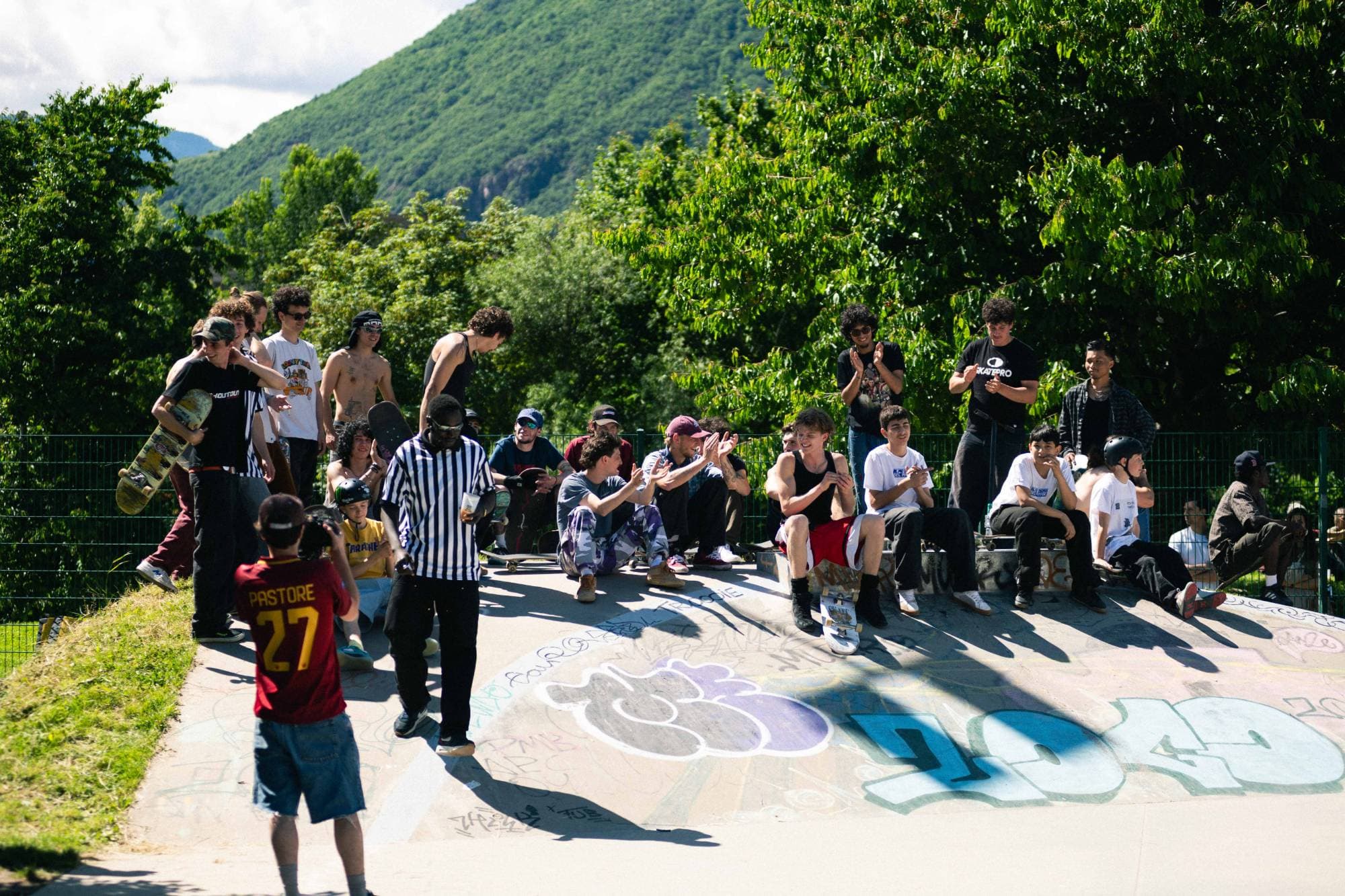Skaterinnen und Skater bei einem sk8project-Contest im Skatepark an der Talfer in Bozen